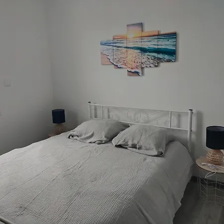 Maison Neuve , 3 Chambres, Proche Commodites, Cloturee, Climatisation, Terrasse Hourtin