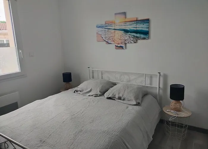 Maison Neuve , 3 Chambres, Proche Commodites, Cloturee, Climatisation, Terrasse Hourtin